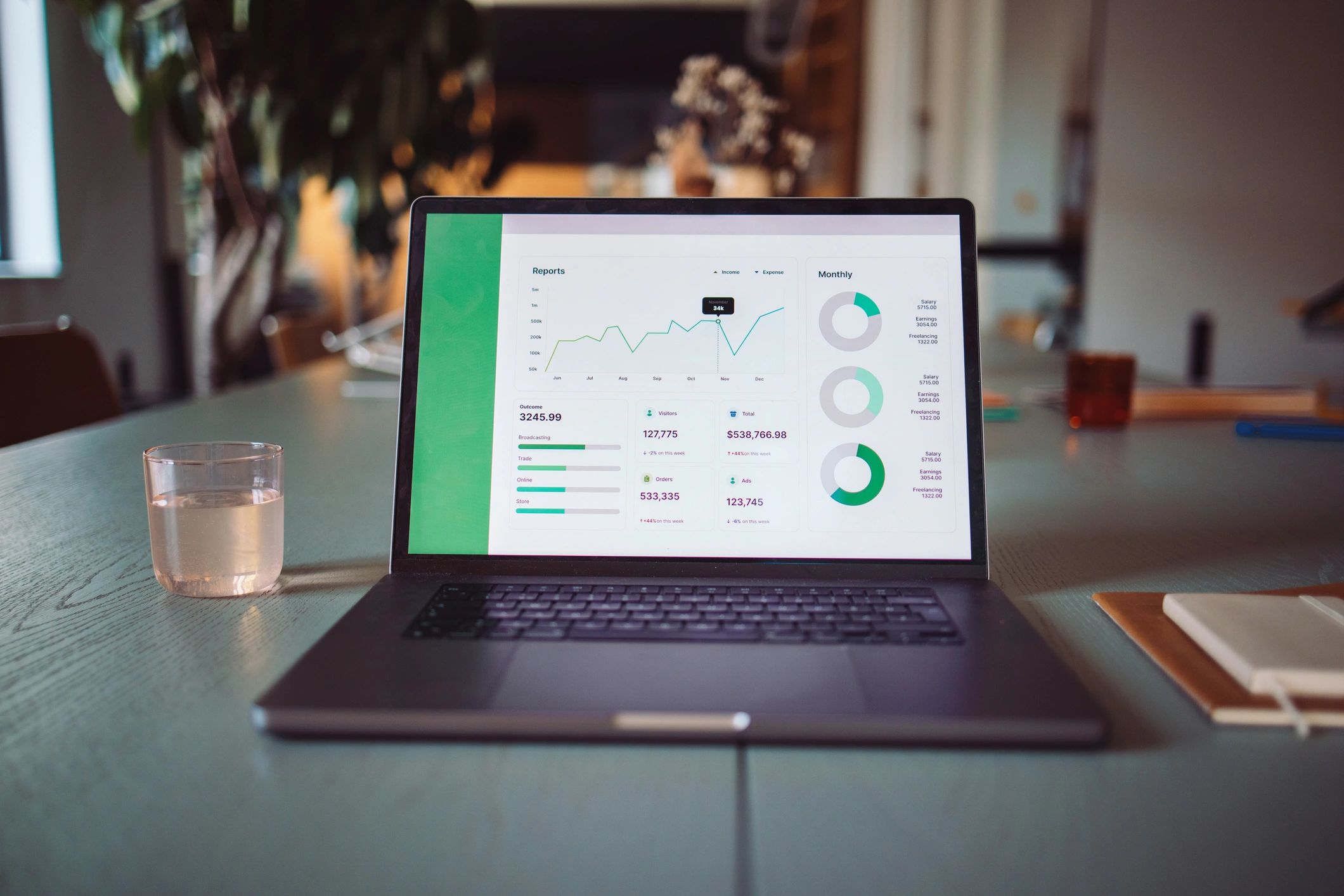 Laptop con información en pantalla, concepto de actividad digital