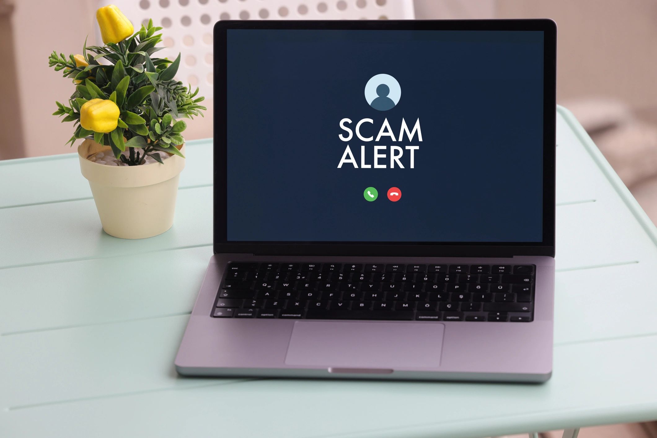 Alerta de estafa en pantalla de laptop